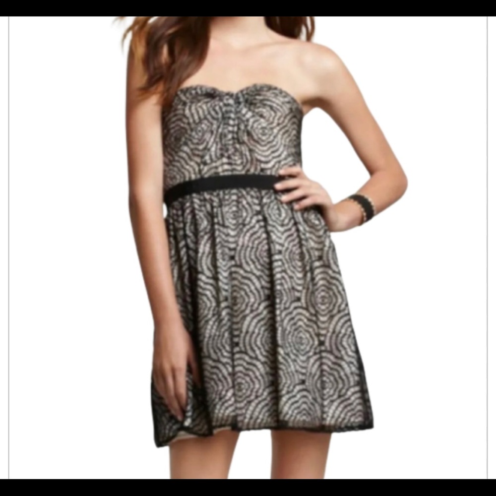 🖤 AQUA Black Lace Strapless Cocktail Dress – Size 6
✨ From Bloomingdale’s